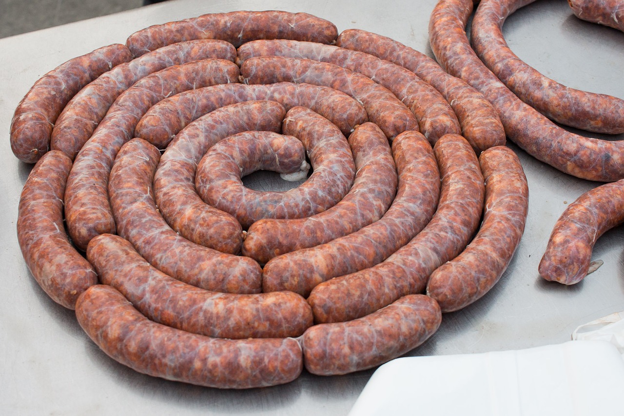 Klobásy (Zdroj: https://pixabay.com/en/sausage-meat-sausage-2436821/)