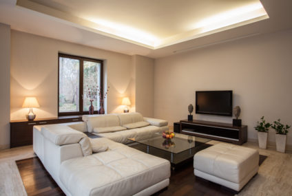 Ako si usporiadať zariadenie obývacej izby, aby ste sa v nej necítili stiesnene?