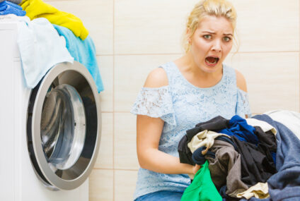 Vyťahujete z práčky prádlo so škvrnami? Toto sú možné riešenia